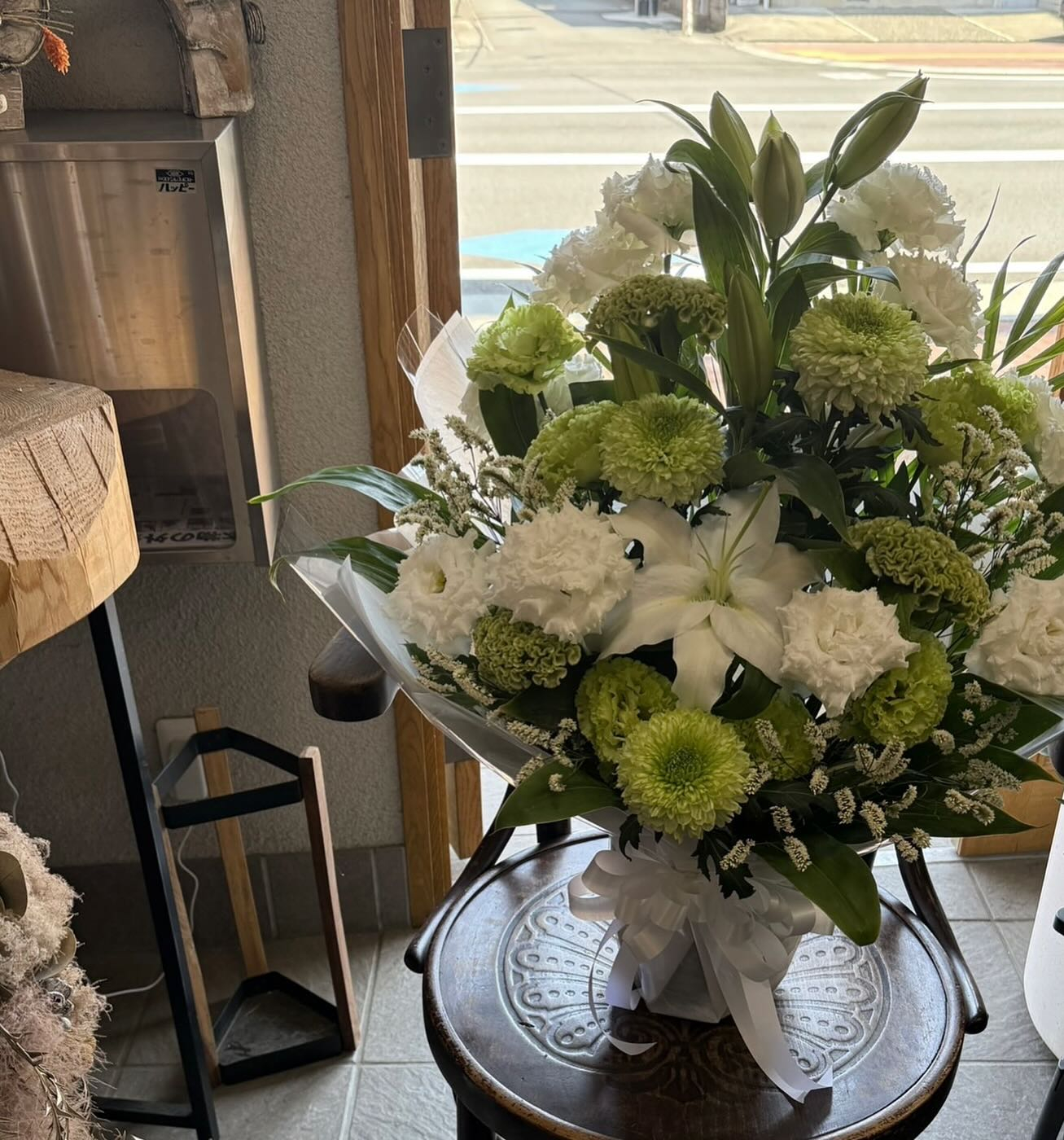 お盆に入り、お供えアレンジメントのご注文をたくさん頂いており...