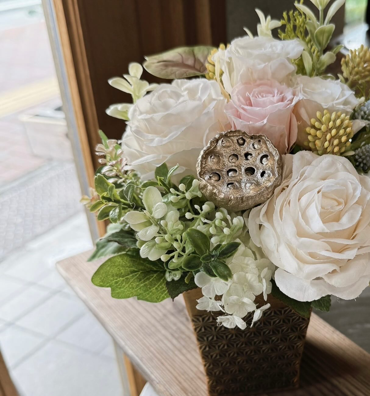 お盆に入り、お供えアレンジメントのご注文をたくさん頂いており...