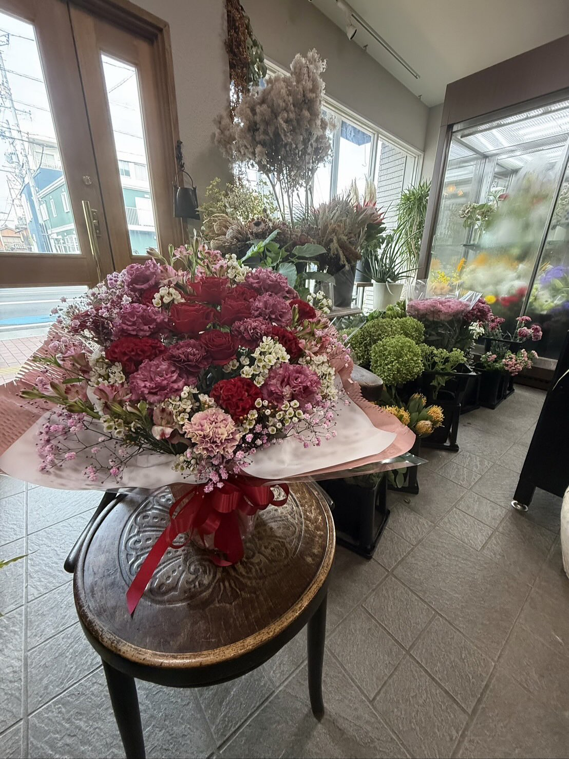 色々な種類のお花を混ぜてのアレンジメント.