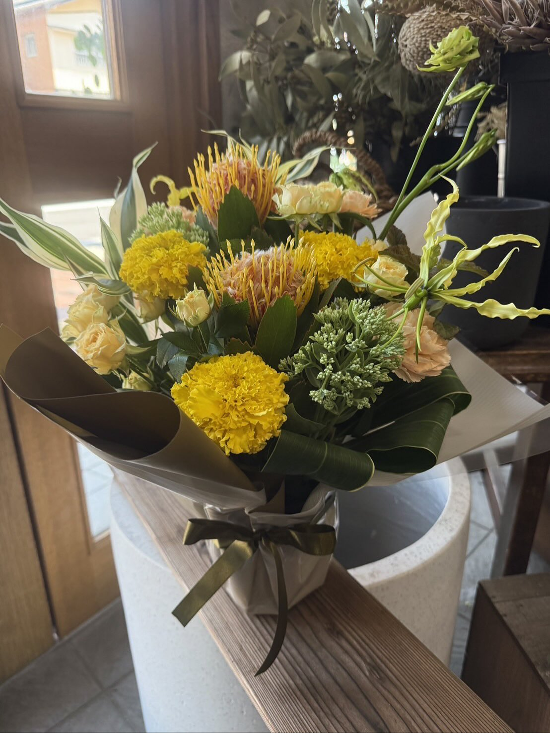 色々な種類のお花を混ぜてのアレンジメント.