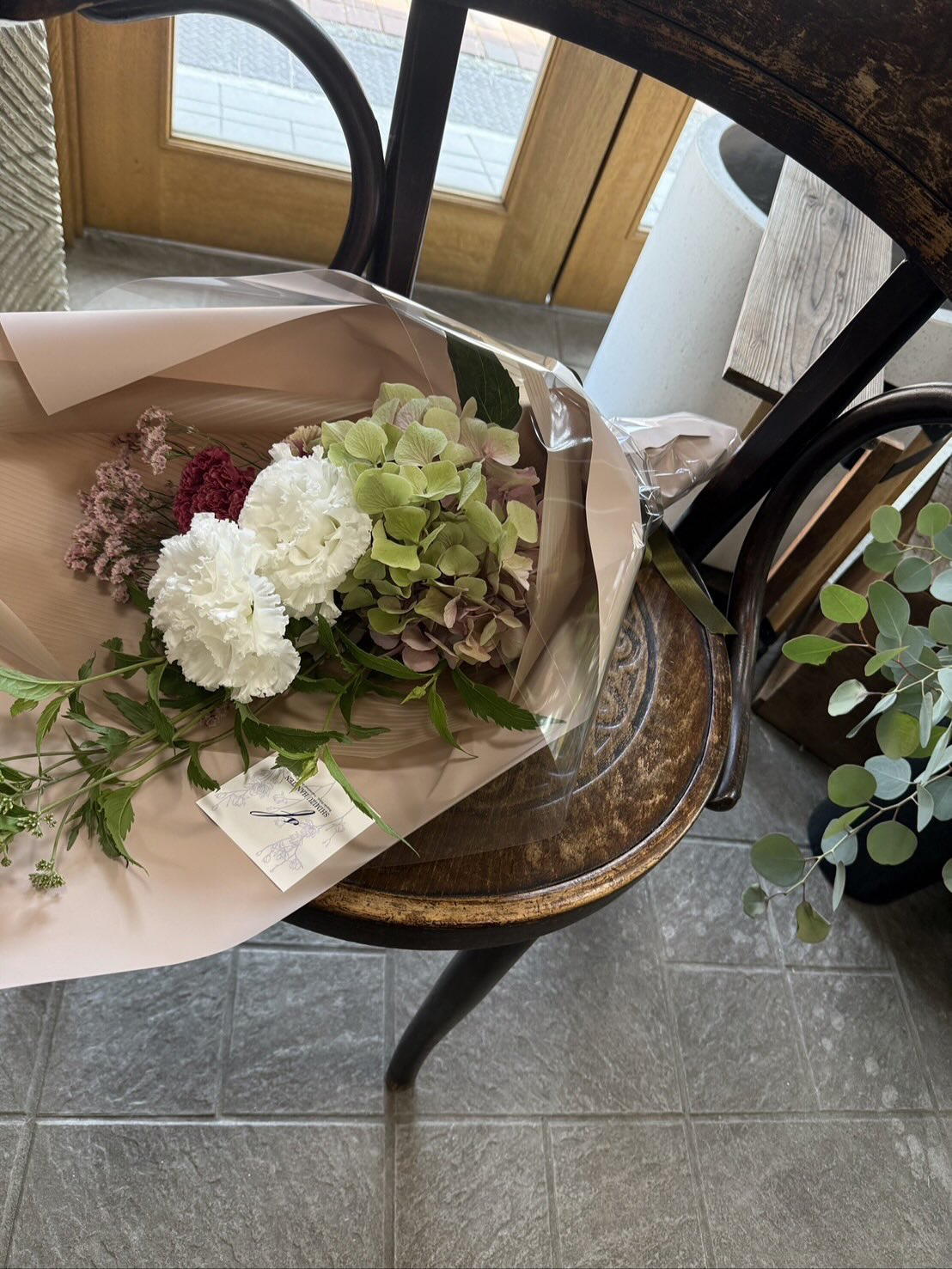 色々な種類のお花を混ぜてのアレンジメント.