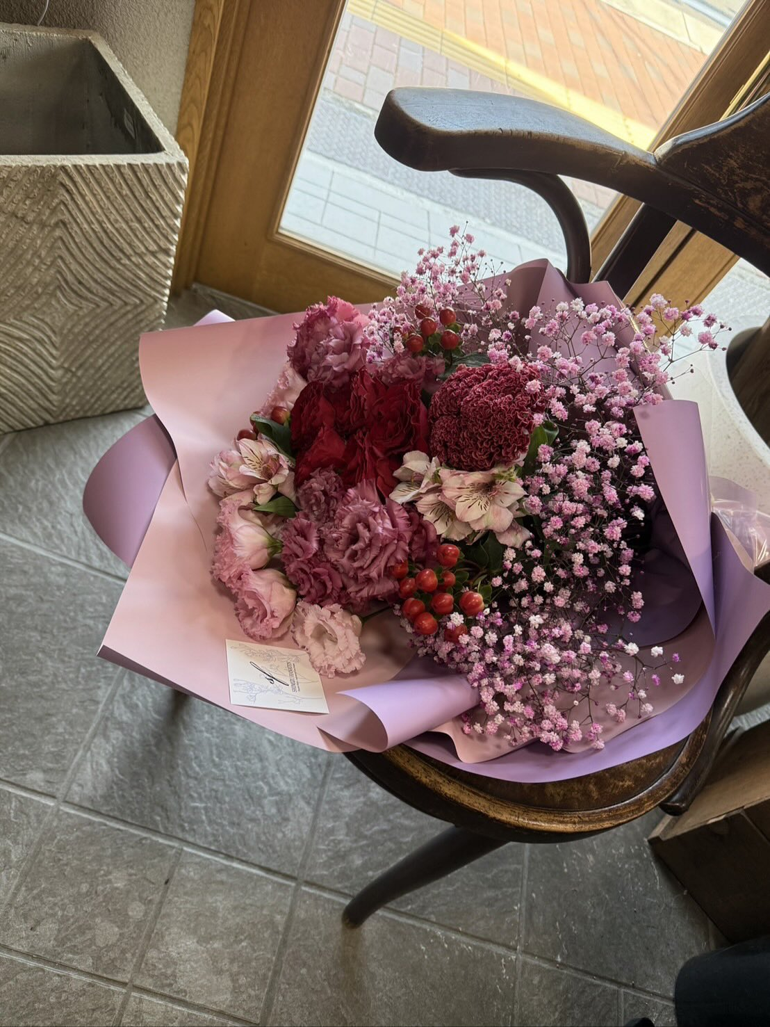 色々な種類のお花を混ぜてのアレンジメント.