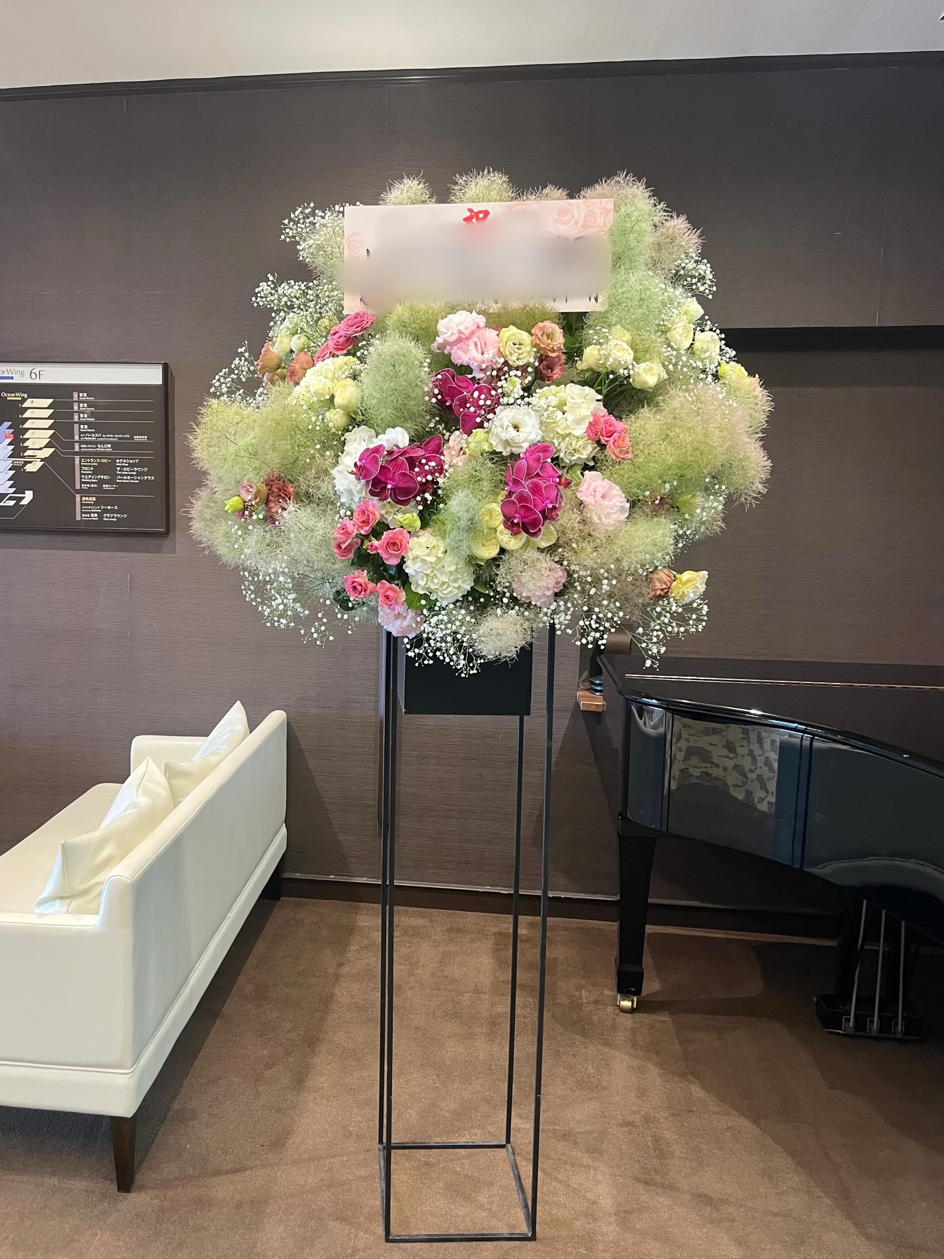 披露宴会場へ、サプライズのお祝いスタンド生花をお届けしました...