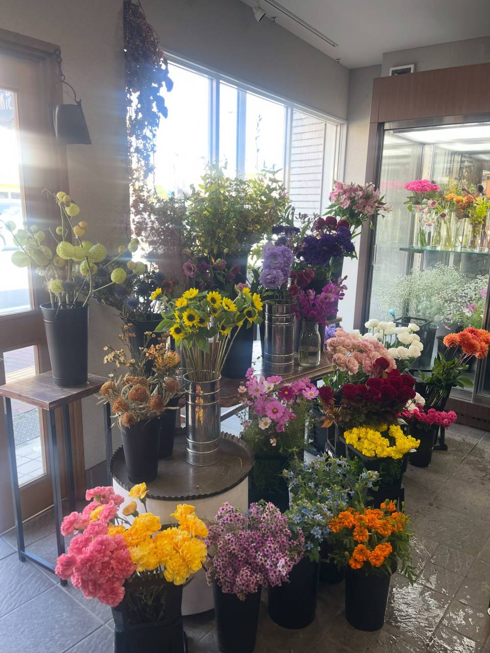 💐 今日も色とりどりのお花が揃いました。